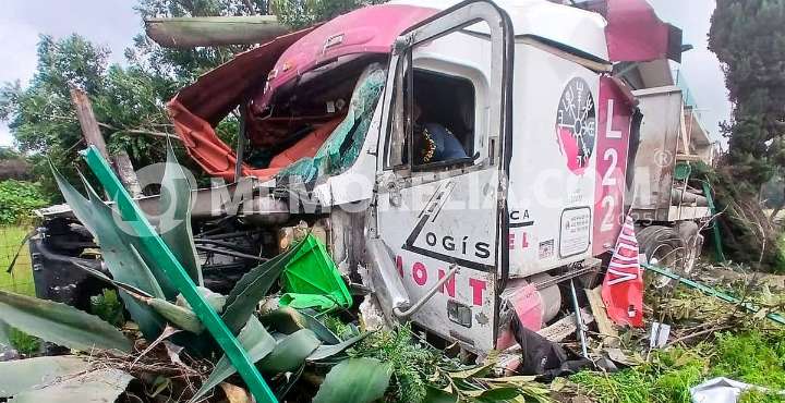 Mujer fallecida y siete heridos, saldo del accidente de tráiler en Zitácuaro
