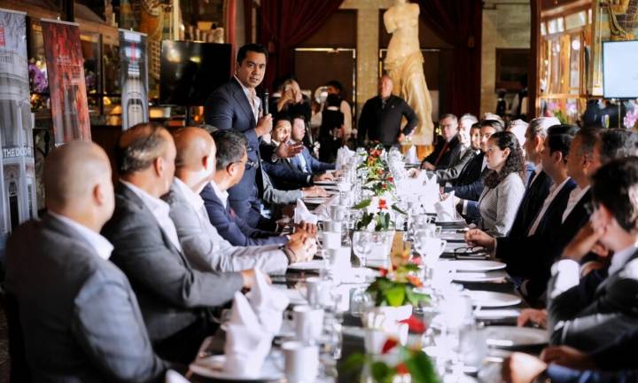 Recibe Felifer Macías a “The Grand North America”