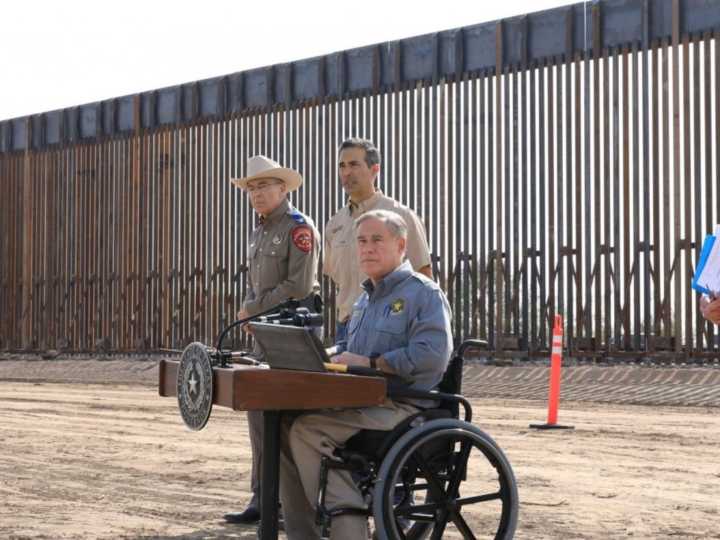 La nueva y controversial política de Greg Abbott contra los camioneros que no hablan inglés