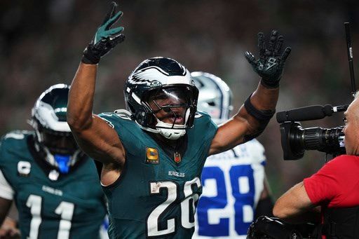 Eagles resume season opener against Cowboys after lightning delay