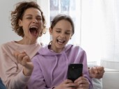 Pebbling, memes y stickers: un "puente afectivo" para la comunicación entre padres e hijos