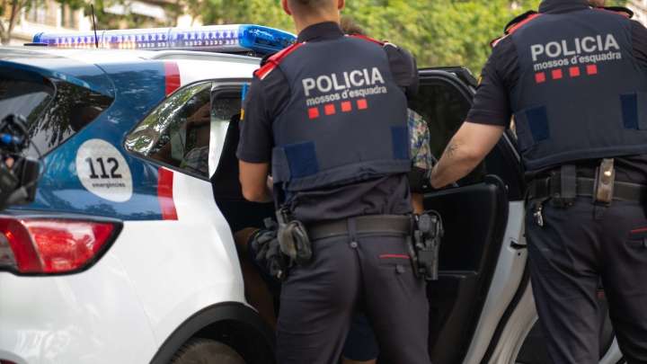Hallan una maleta con un cadáver y detienen a un hombre de 24 años en Vilanova i la Geltrú (Barcelona)