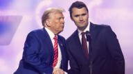 Muere tiroteado en una universidad una de las figuras mediáticas del trumpismo