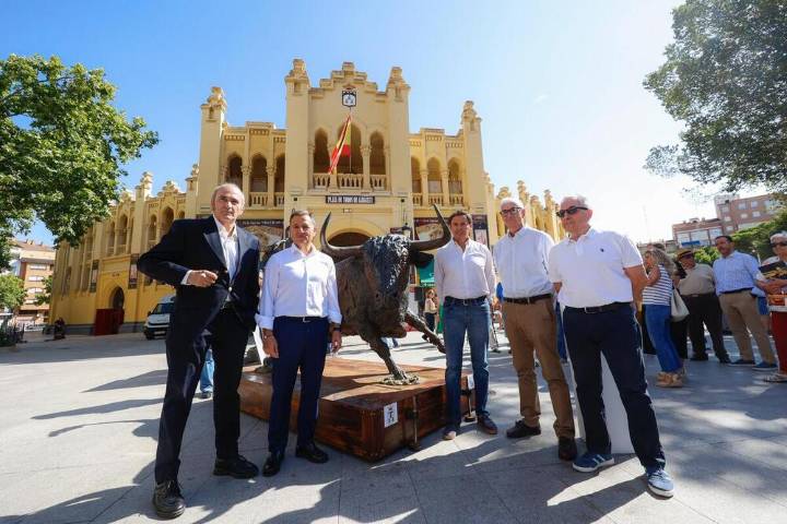 La escultura que presidirá la Feria Taurina queda inaugurada