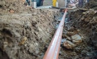 Más baldes: Milei redujo otra vez el presupuesto en obras cloacales