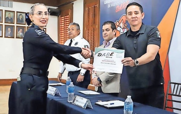 Reciben 25 elementos su certificación DARE