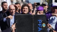 Con un megaoperativo en Moreno, Milei cierra la campaña intentando blindar el escándalo de coimas