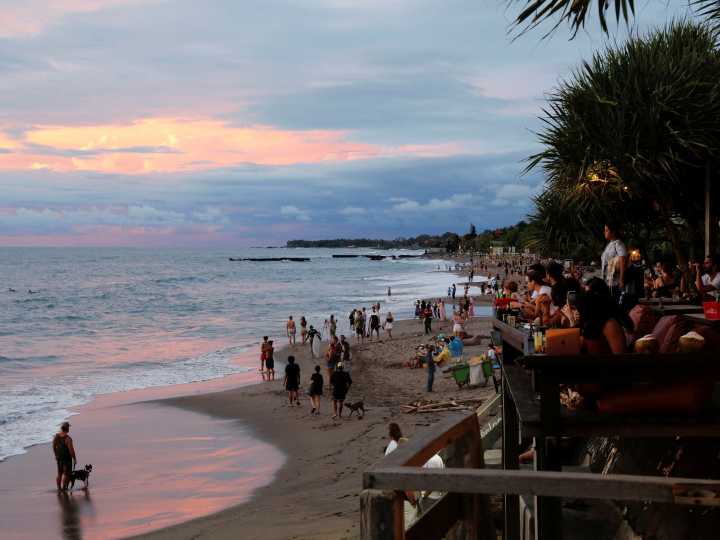 Por qué esta mujer de 71 años vendió todas sus pertenencias, abandonó su vida en EEUU, y se mudó a Bali