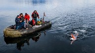 La nueva hazaña y Récord Guinness en Puerto Natales de Bárbara Hernández, la "Sirena del Hielo" Esta nueva marca es la máxima distancia nadada por una mujer en el mundo en temperaturas bajo los 5º Cel