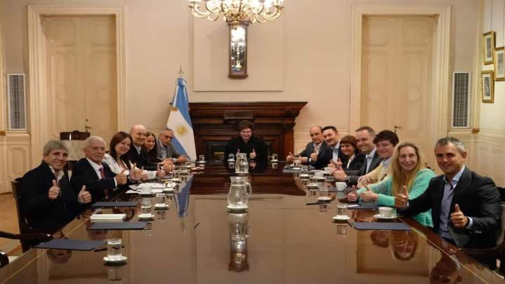 Javier Milei vuelve de Paraguay y convoca al Gabinete justo en la hora de la marcha contra los vetos presidenciales