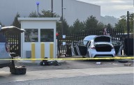 Conductor estrella su coche a la entrada del FBI en Pittsburgh