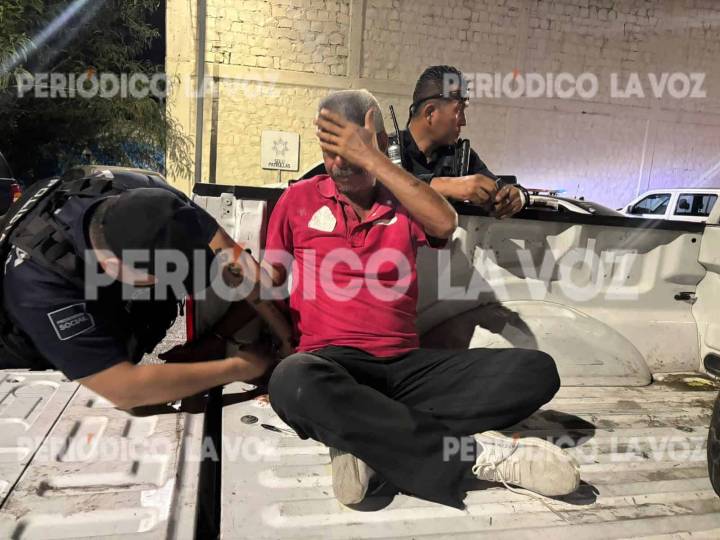Hombre sorprendido por revelación en bar El Viajeros