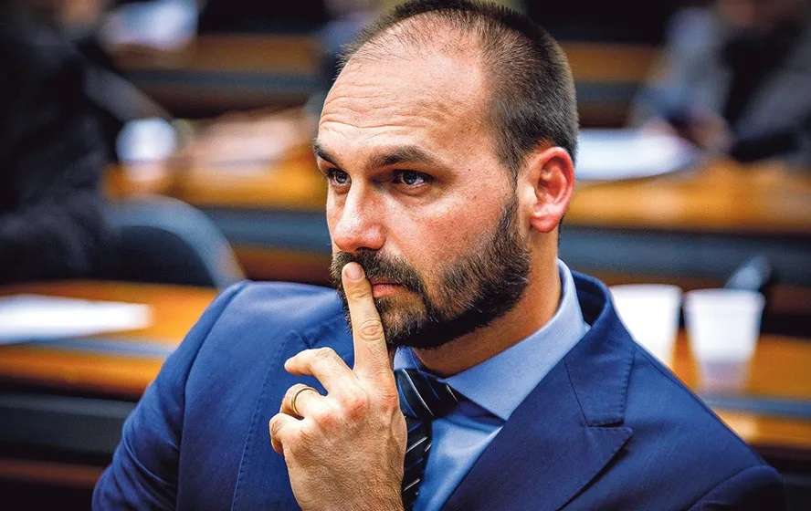 Hijo de Bolsonaro es acusado por pedir sanciones de EEUU a Brasil