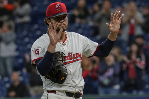 Cecconi pierde juego sin hits en la 8va, Guardianes aplastan 10-2 a Reales y aspiran a ser comodín