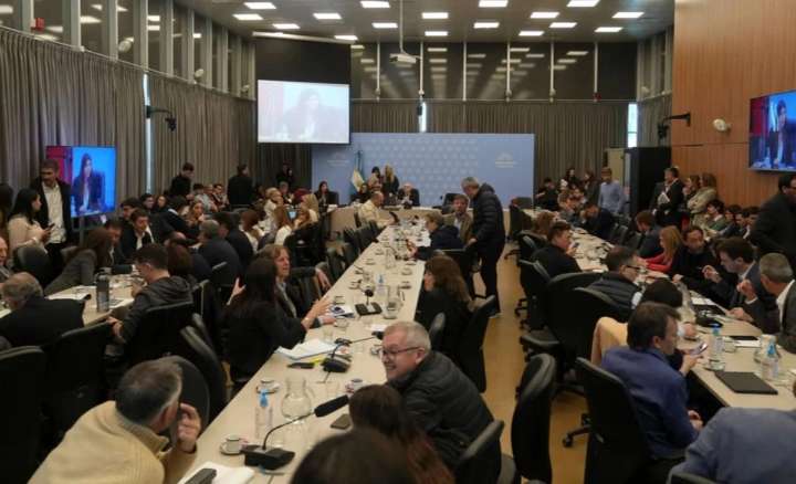 Piden que Caputo explique el swap antes de cualquier acuerdo con EE.UU.