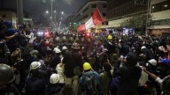 Policías dispersan protestas de transportistas y de “la Generación Z” en Lima