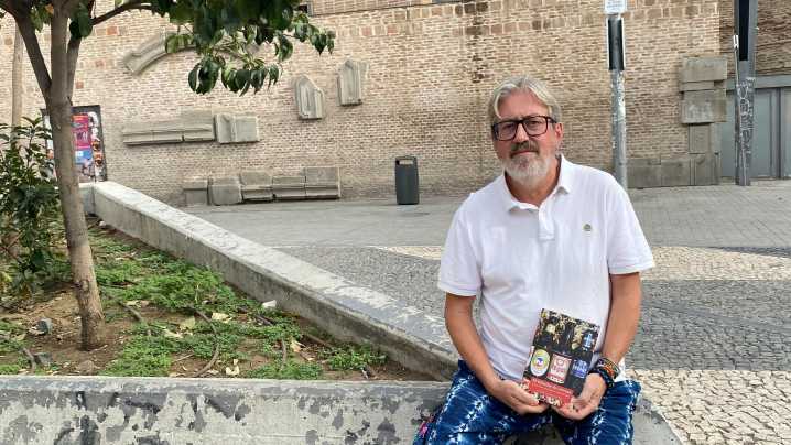 Chema Caballero, escritor: "Los migrantes ven cómo las pateras se hunden y el tratamiento cuando les reciben"