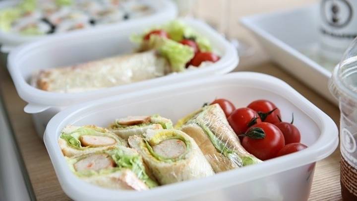 Una experta en seguridad alimentaria pone fin a uno de los grandes mitos sobre los tuppers: "Puede ser peligroso"