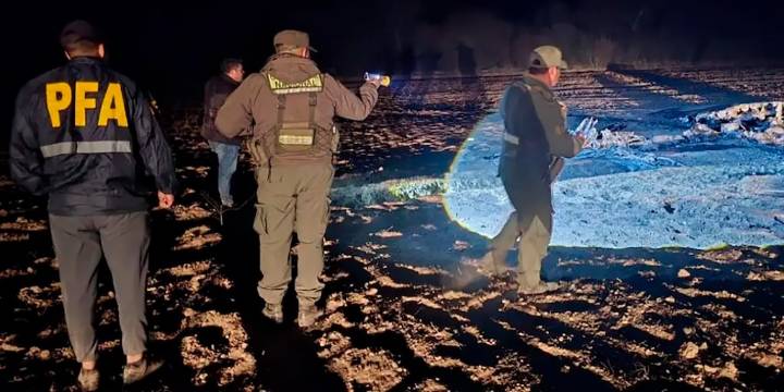 Misterio en Santiago del Estero: cayó una avioneta en un campo, sus ocupantes la incendiaron y huyeron