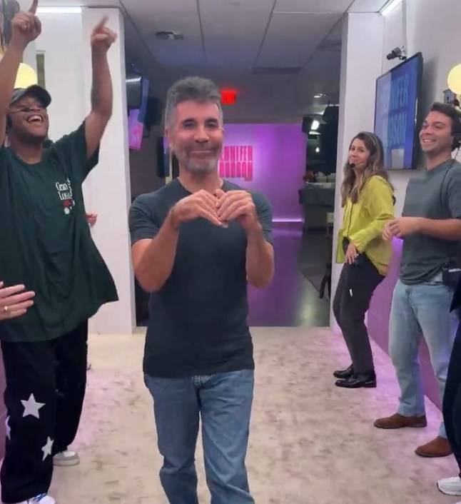 Simon Cowell baffles fans with bizarre entrance to Jennifer Hudson show