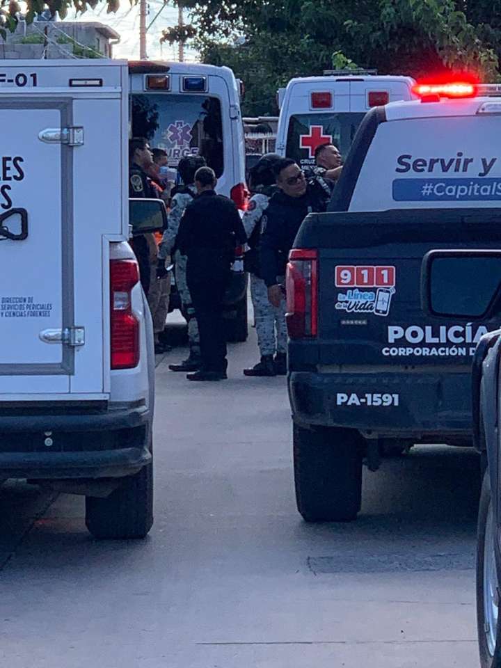 Irrumpen armados en vivienda y atacan a pareja; los balean y acuchillan