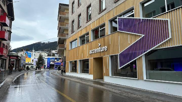 Accenture Q4 Revenue Rises 7% To $17.6 Billion On AI Boost, Beats Street Estimates