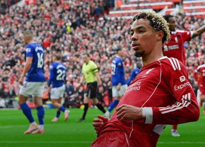 Derrota Liverpool al Everton y se mantiene en la cima en Inglaterra