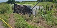 PASANDO EL PUENTE RÍO VIEJO CAMIONETA CHOCA CONTRA POSTE Y VOLCÓ