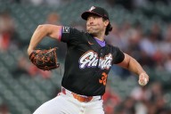 Deadspin | Behind Robbie Ray, Giants chase series win vs. Dodgers