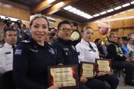 Reconocen a tres policías municipales como empleados del año
