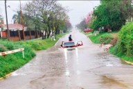 Video: una camioneta quedó atrapada en badén de Chajarí tras intensas lluvias