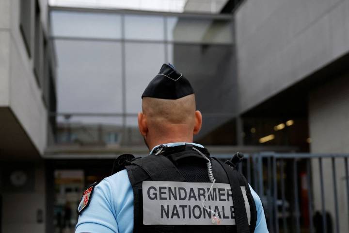 Alumno fascinado con "ideologías nazis" apuñala a su profesora en Francia