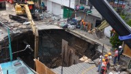 Evacúan a 27 personas ante riesgo por mega socavón en Iztapalapa