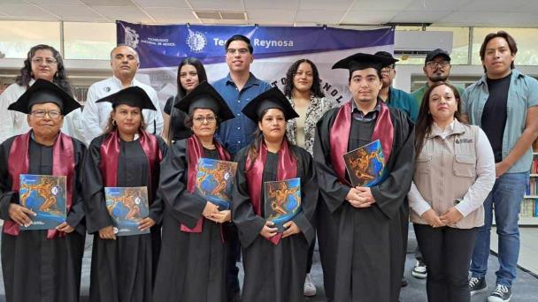 Gradúan 7 adultos en primaria y secundaria