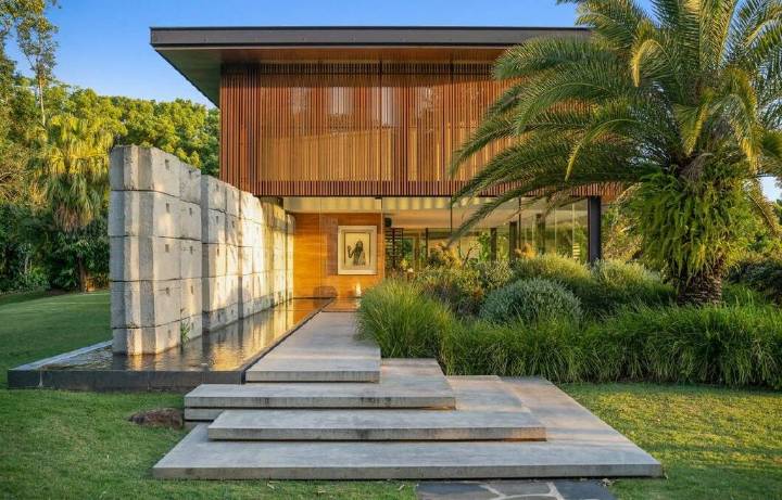 Activewear queen Lorna Jane buys celebrity Byron Bay wellness retreat