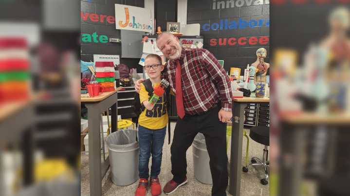 'Hometown hero.' | Kentucky elementary school teacher designs 3D-printed hand for student