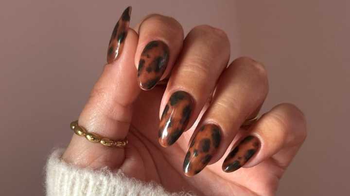 ¡Adiós uñas francesas! Las uñas carey dominarán el otoño 2025 con estos 6 diseños