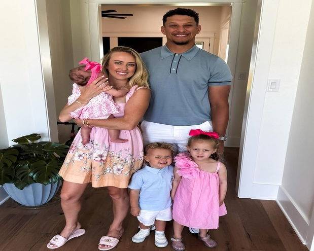 Patrick Mahomes’ Kids: Meet Sterling, Bronze & Golden Raye Patrick Mahomes and wife Brittany share three kids - Sterling Skye, Patrick “Bronze” Mahomes III, and baby Golden Raye. Sayantani Paul 4 hrs 