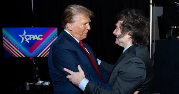 Milei busca respaldo político y económico ante la crisis: se reúne con Donald Trump