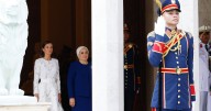La Reina y la primera dama, alejadas del Rey y Al Sisi en la bienvenida por el protocolo de Egipto