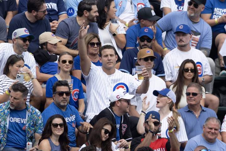 Anthony Rizzo lets home run bounce off his hand in Wrigley Field bleachers