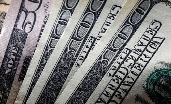 A cuánto abrieron el dólar oficial y el blue este viernes