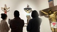 Cristos con temática LGTBQ+ causan polémica, Iglesia exige disculpas