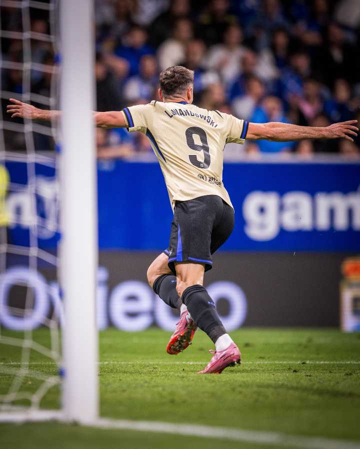 F.C. Barcelona le ganó al Real Oviedo 3-1 de visita y sigue a dos puntos del líder Real Madrid