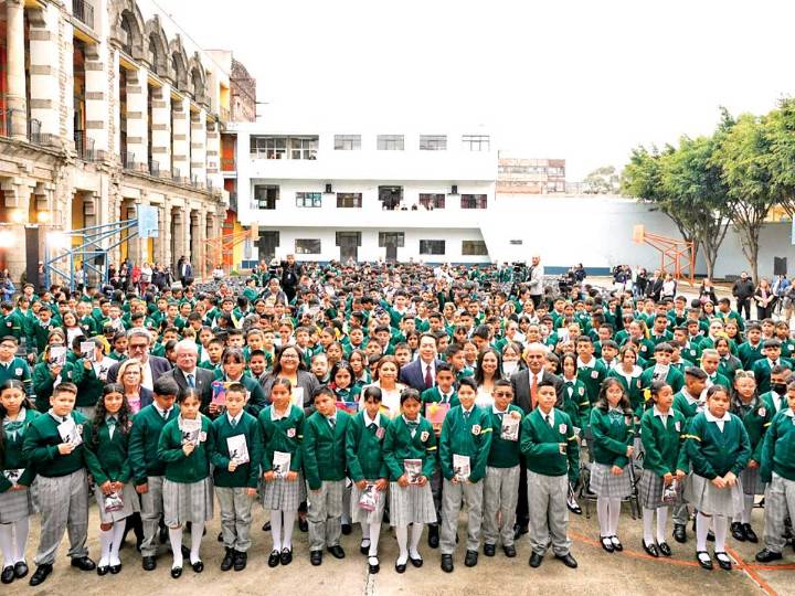Volvieron 29 millones de alumnos a las aulas; SEP anuncia beca y cartilla de derechos