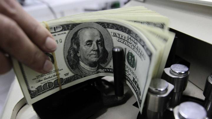 El dólar oficial subió a $1.380 y el riesgo país volvió a pasar los 1.100 puntos