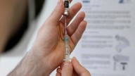 Florida elimina la vacunación obligatoria contra el sarampión y la varicela en colegios y enciende la alarma sanitaria
