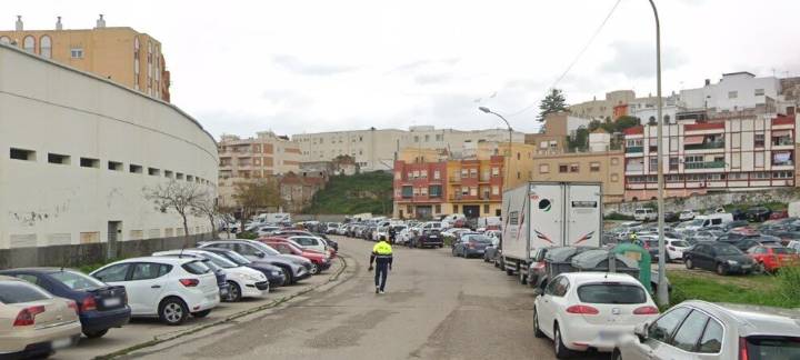Prohibido aparcar en el solar de la calle Carteya por trabajos de limpieza este martes