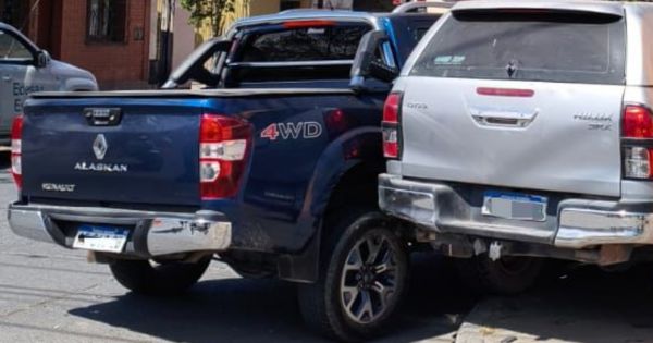 [URGENTE] Dos camionetas chocaron en Villa Chartas: un poste de luz quedó destrozado