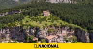 El misterioso santuario enganchado a la roca que esconde una de las leyendas catalanas más conocidas